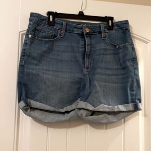 **FINAL SALE** Cuffed midi short